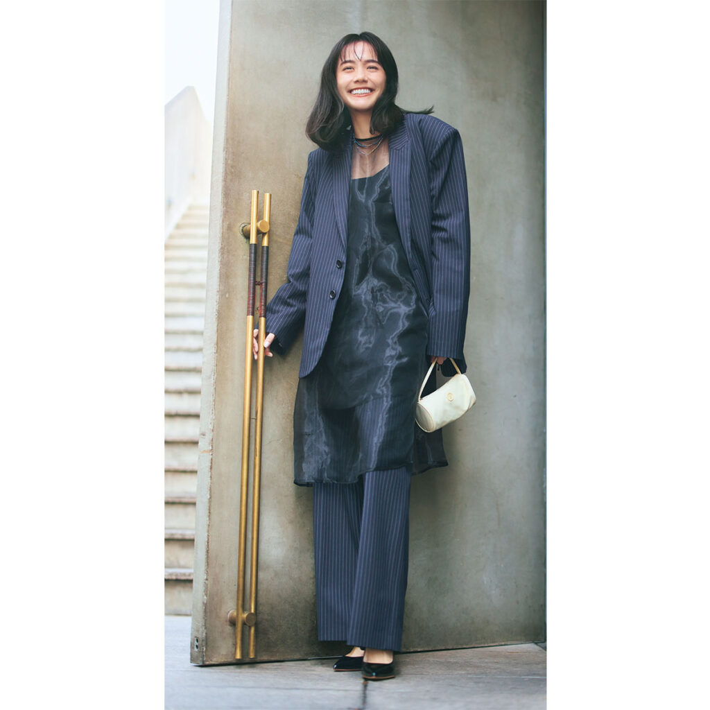 シアーワンピとネイビーストライプのジャケパンセットアップのコーデ,お呼ばれコーデ