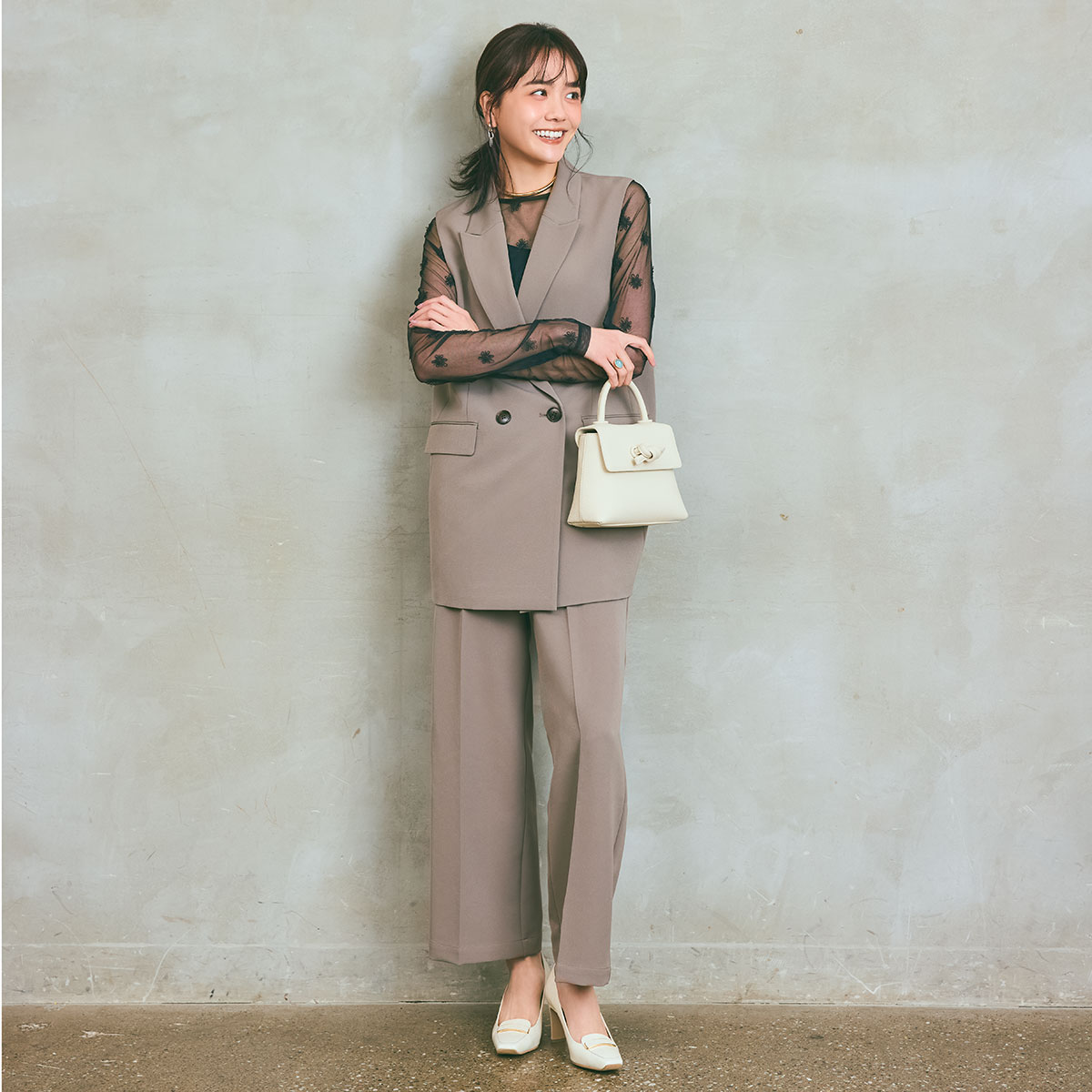 シースルートップスにジレとパンツのセットアップコーデ,お呼ばれコーデ