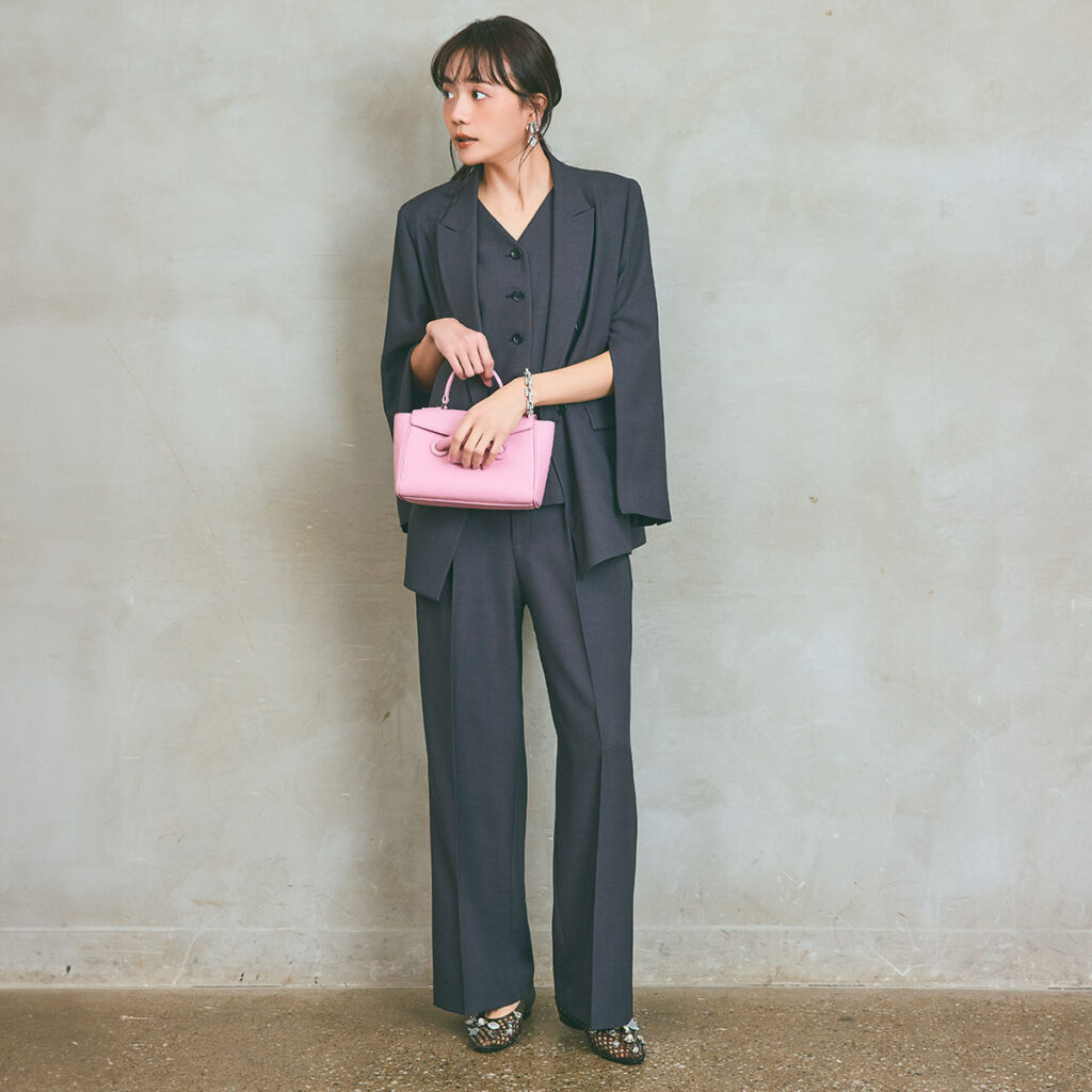 グレーのジレとジャケットとパンツの３ピースコーデ,お呼ばれコーデ