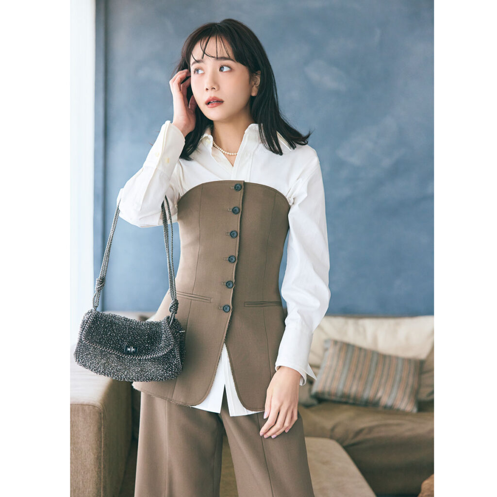 白シャツにビスチェのレイヤードコーデ