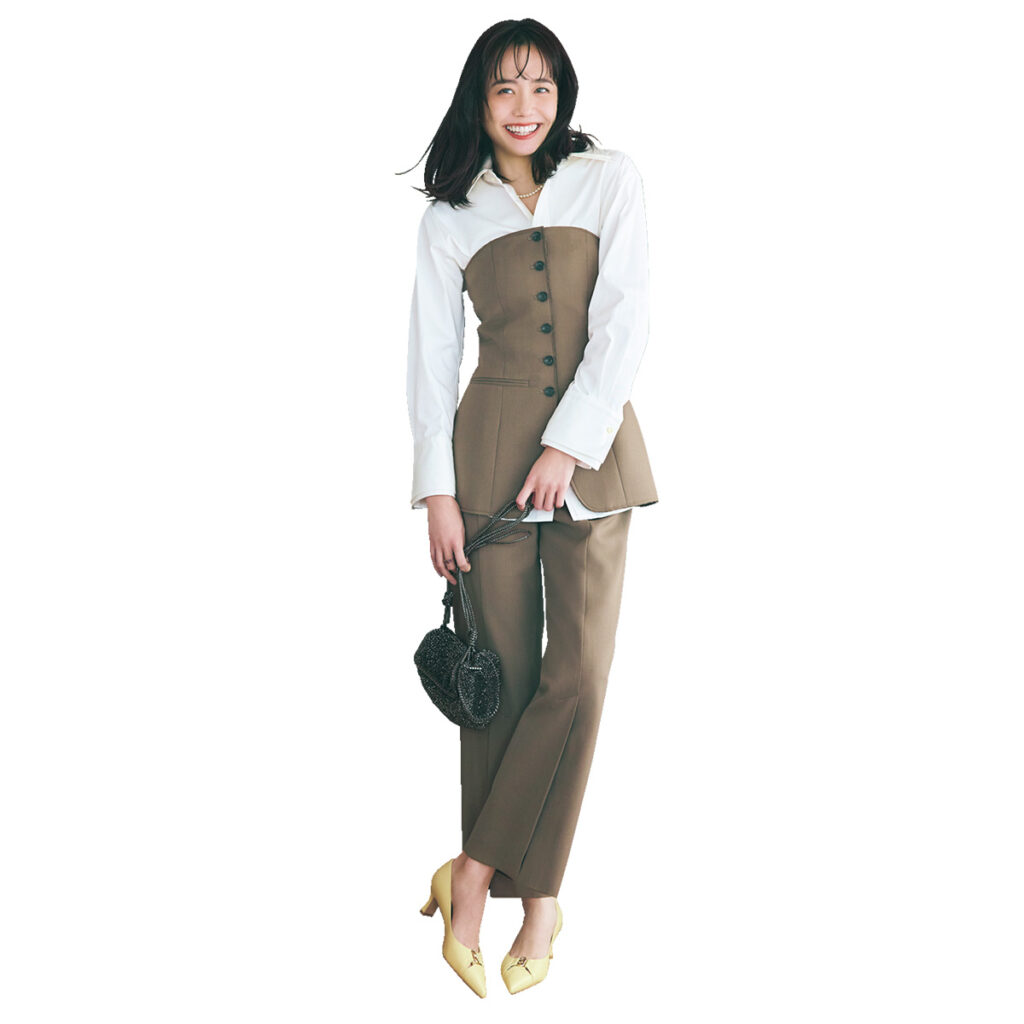 白シャツにビスチェのレイヤードコーデ