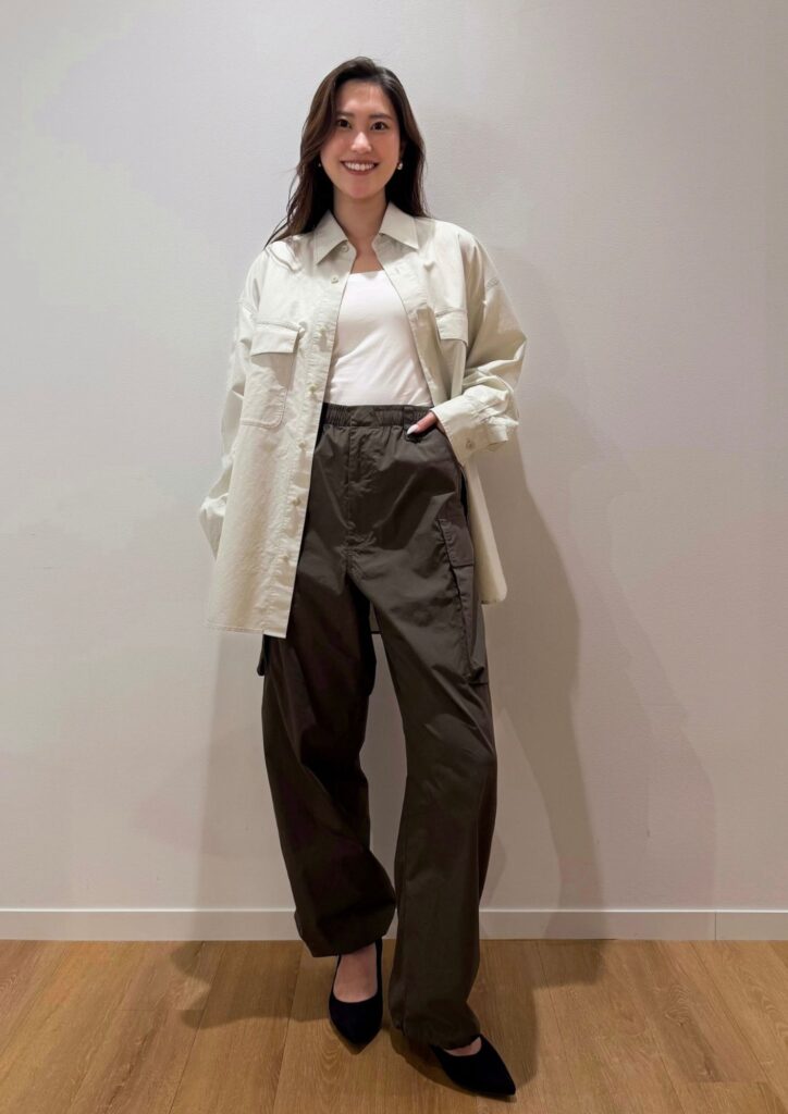 ユニクロユーの新作シャツジャケットとカーゴパンツ