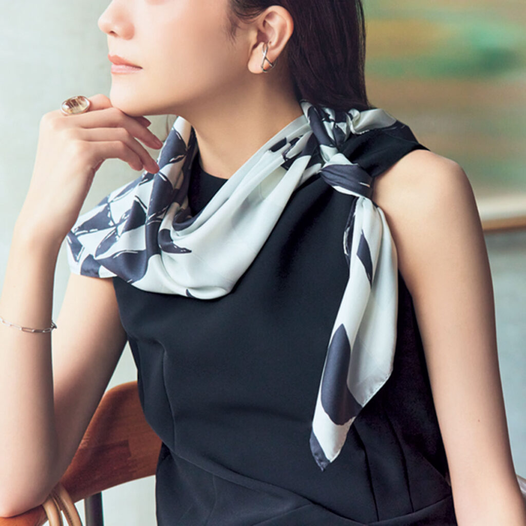 黒ワンピにスカーフの肩掛けコーデ