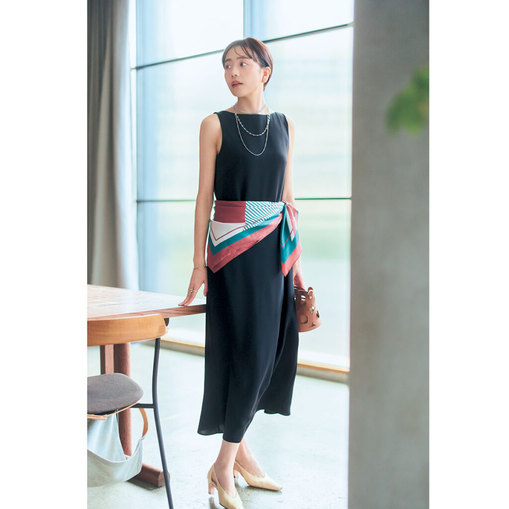 黒ワンピにスカーフの三角巻きコーデ