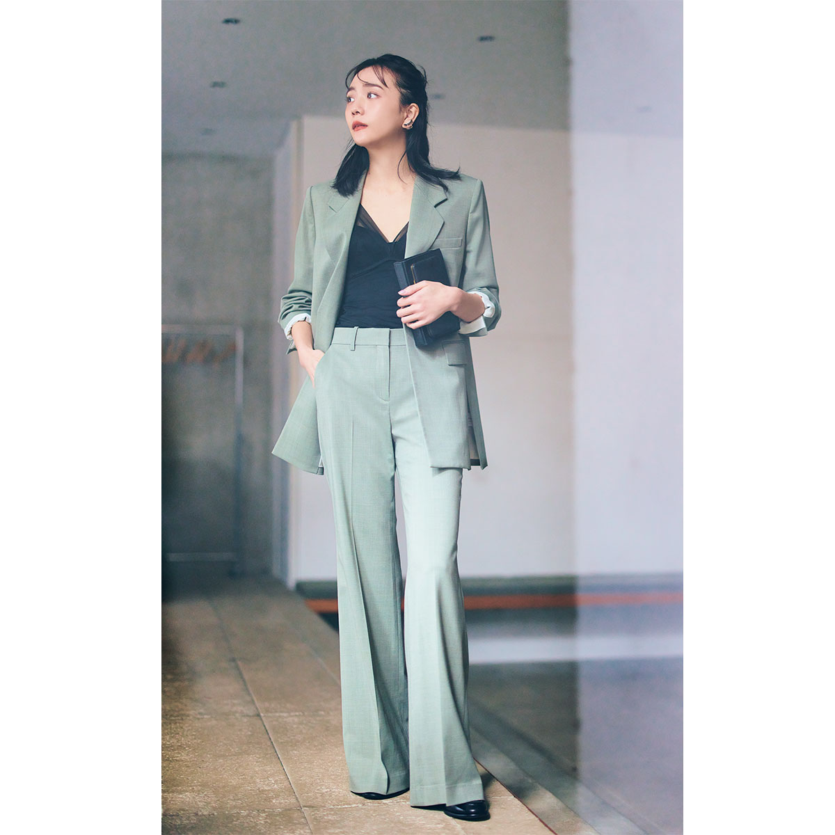 ニュアンスカラーのジャケパンセットアップコーデ