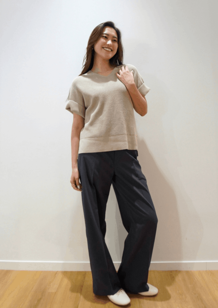 ユニクロユーの新作VネックニットTシャツとワイドパンツ