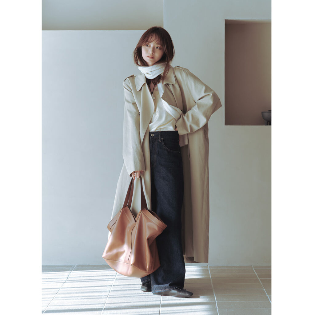 トレンチコートとワイドデニムのコーデ