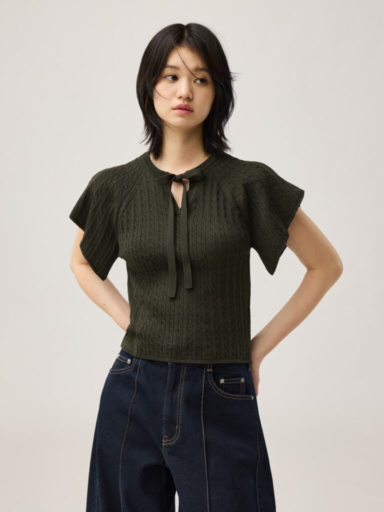 ミニケーブルの編地とフレアスリーブがポイントのセーター