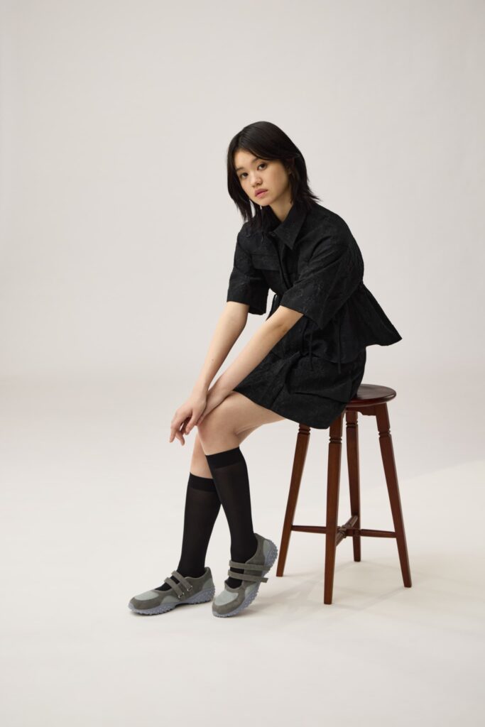 フェイクスエードとメッシュ素材を組み合わせたバレエスニーカー