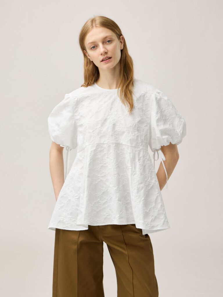 花柄のジャカード素材を使ったバルーンスリーブチュニック