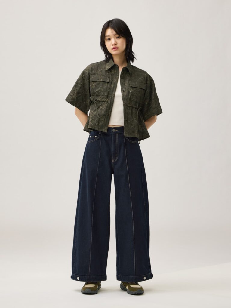 裾にアジャストボタン。ワイドシルエットとコクーンシルエットが楽しめるバルーンパンツ