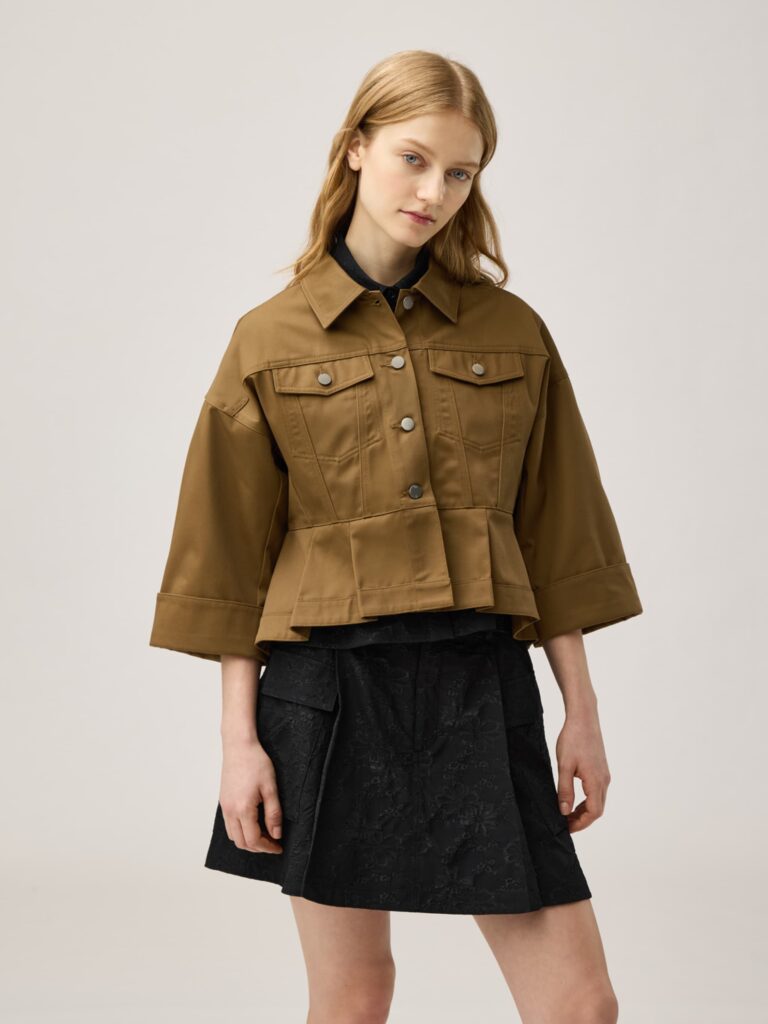 ペプラムデザインをあしらった袖のペプラムブルゾン