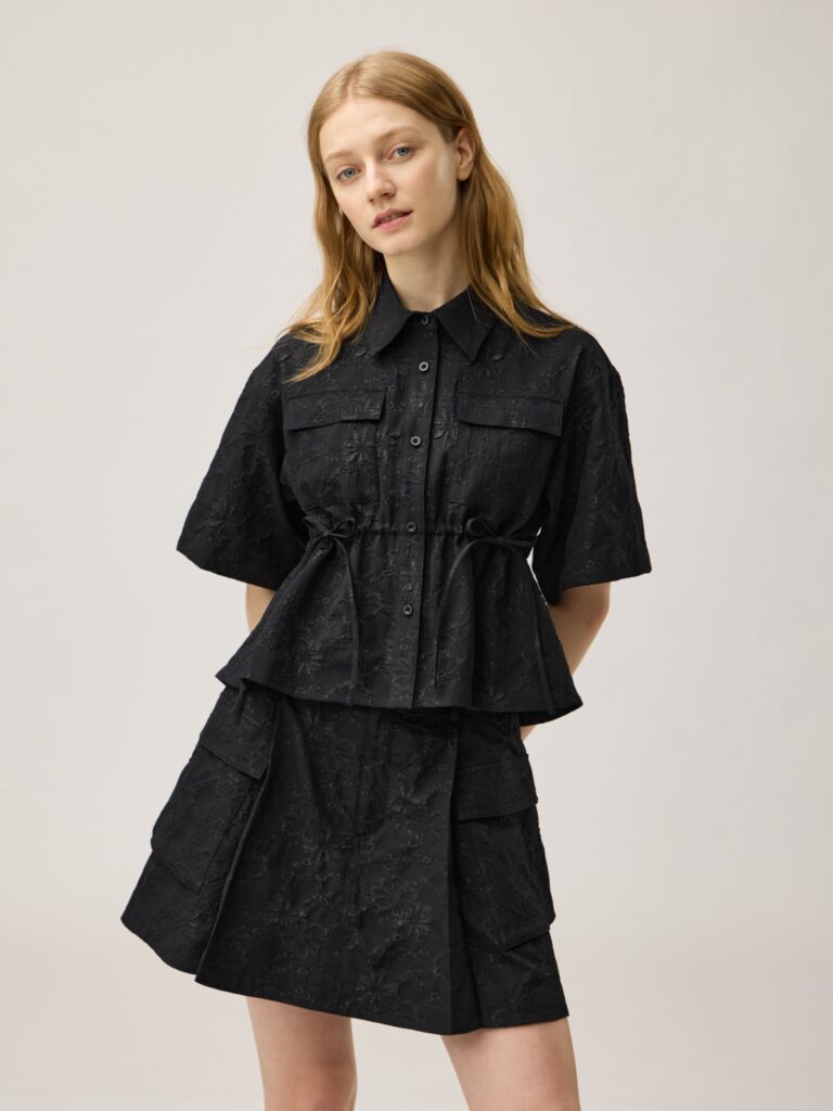 花柄のジャカード素材を使ったユーティリティシャツ
