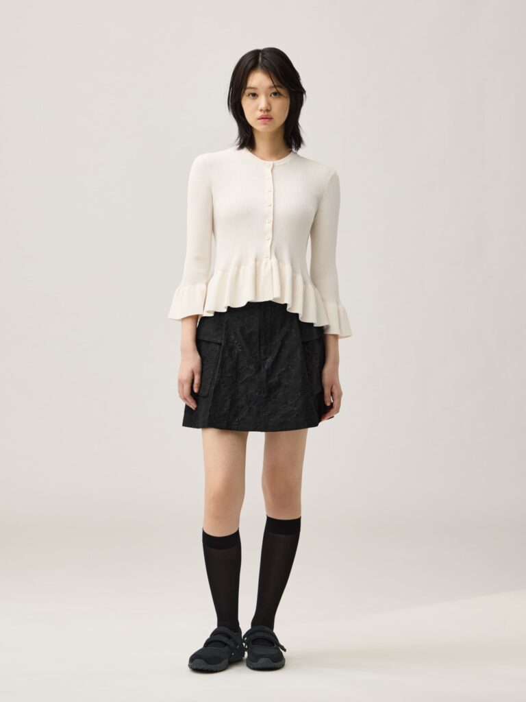 袖と裾にフリルをあしらった白いカーディガン