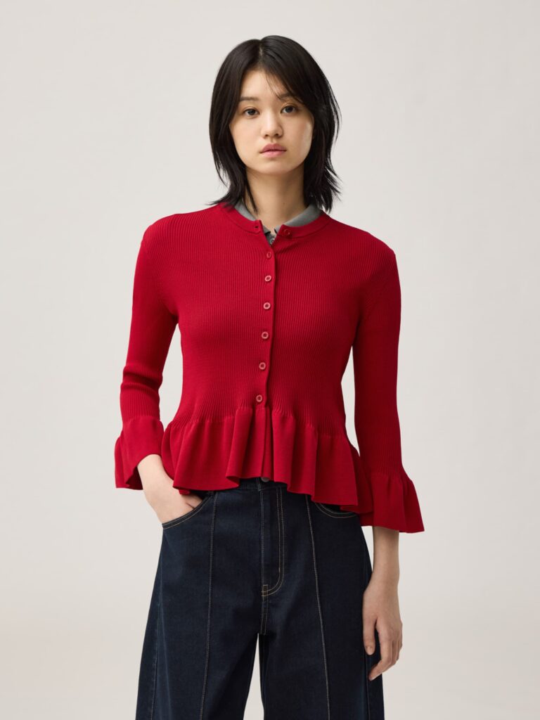 袖と裾にフリルをあしらった赤いカーディガン