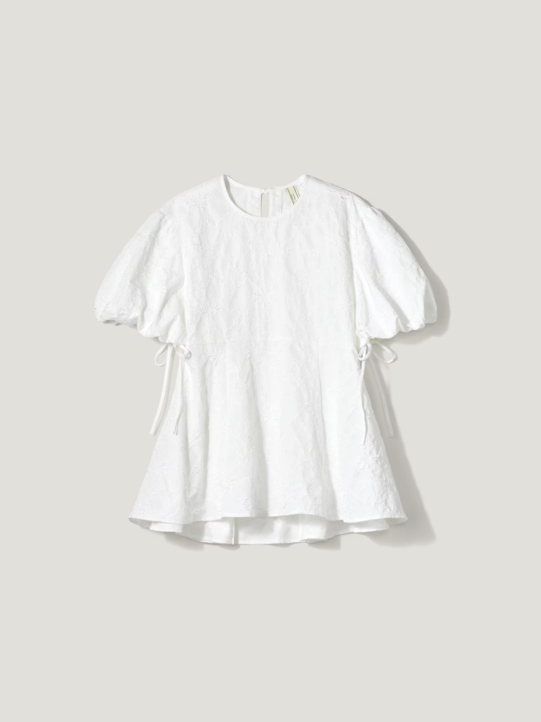 ホワイトのバルーンスリーブのチュニック