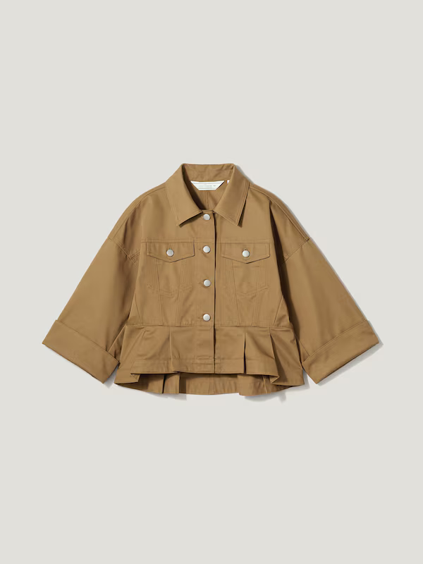 袖にペプラムデザインをあしらったベージュのブルゾン