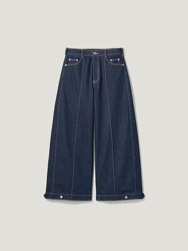 裾にアジャストボタン付きのネイビーのバルーンパンツ