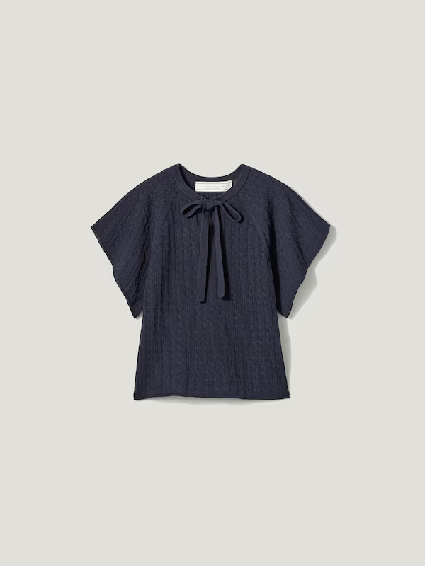 ケーブルニットのブラックのプルオーバー