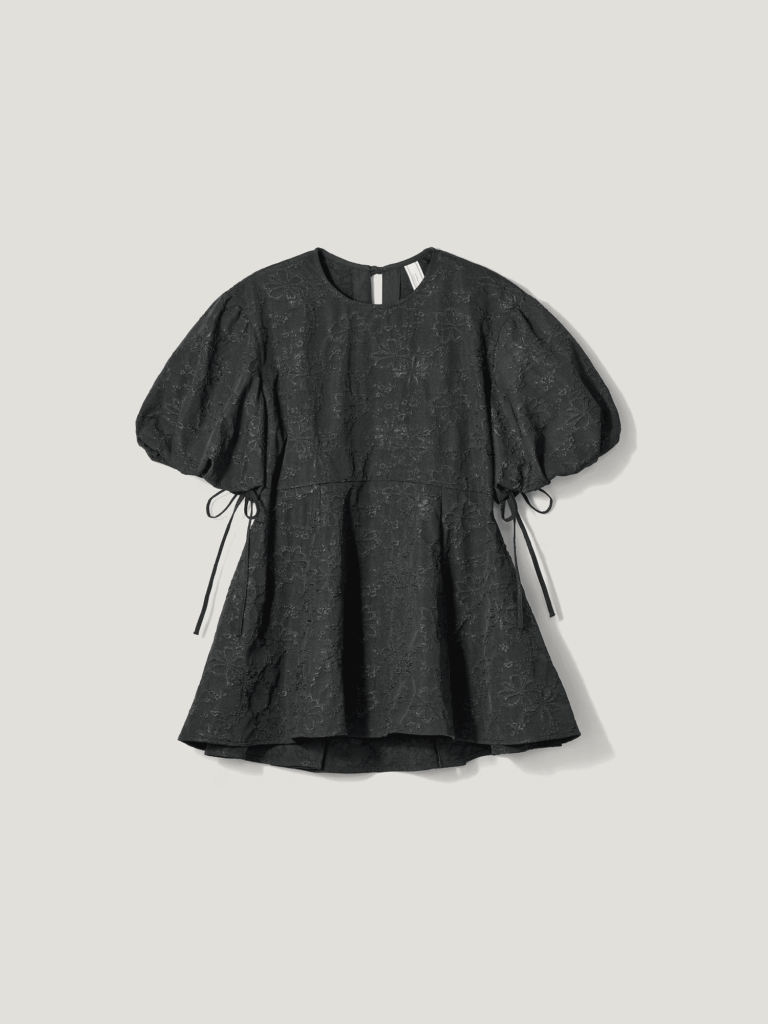 ブラックのバルーンスリーブのチュニック