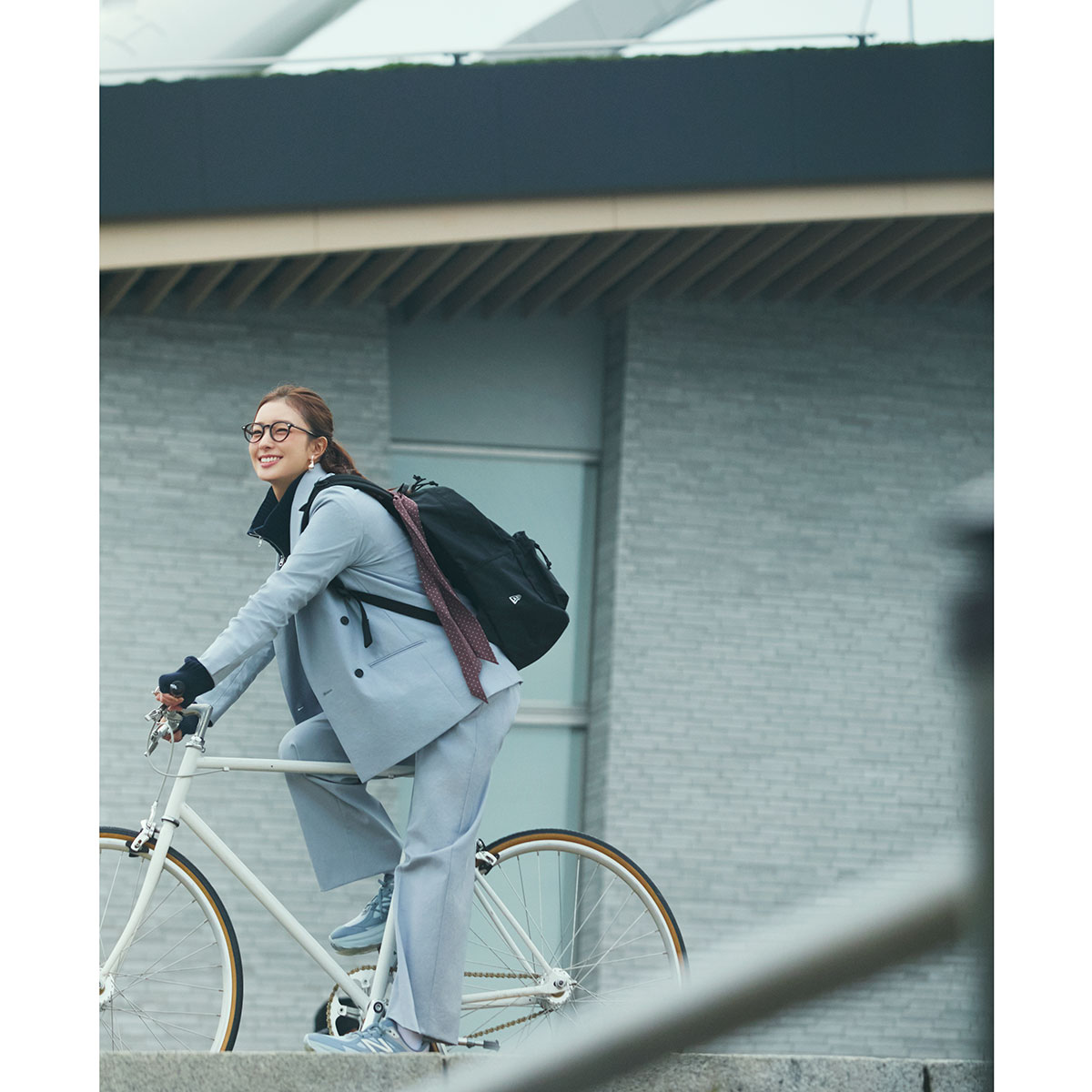 アイスブルーのセットアップのコーデ