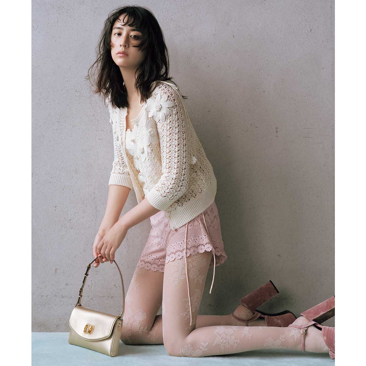 透かし編みのニットにピンクのショートパンツのコーデ