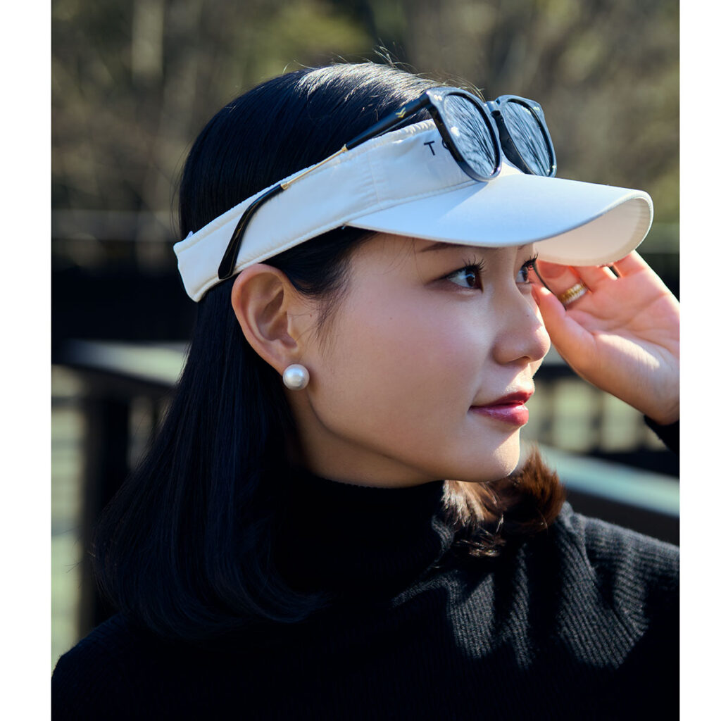 白のサンバイザーとサングラス