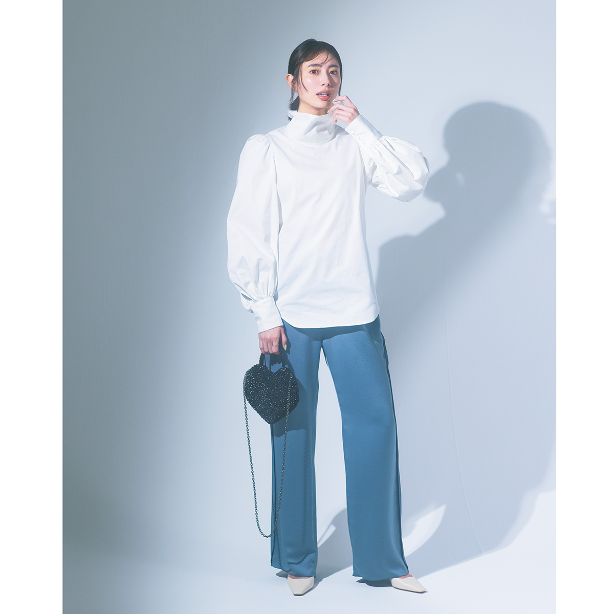 パフスリーブとスタンドカラーのドレスシャツのコーデ