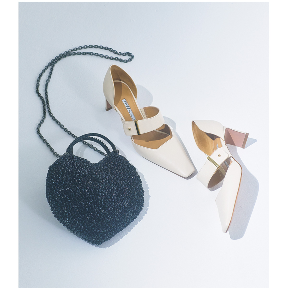 ハートモチーフのバッグと白のパンプス,お呼ばれバッグ,お呼ばれシューズ