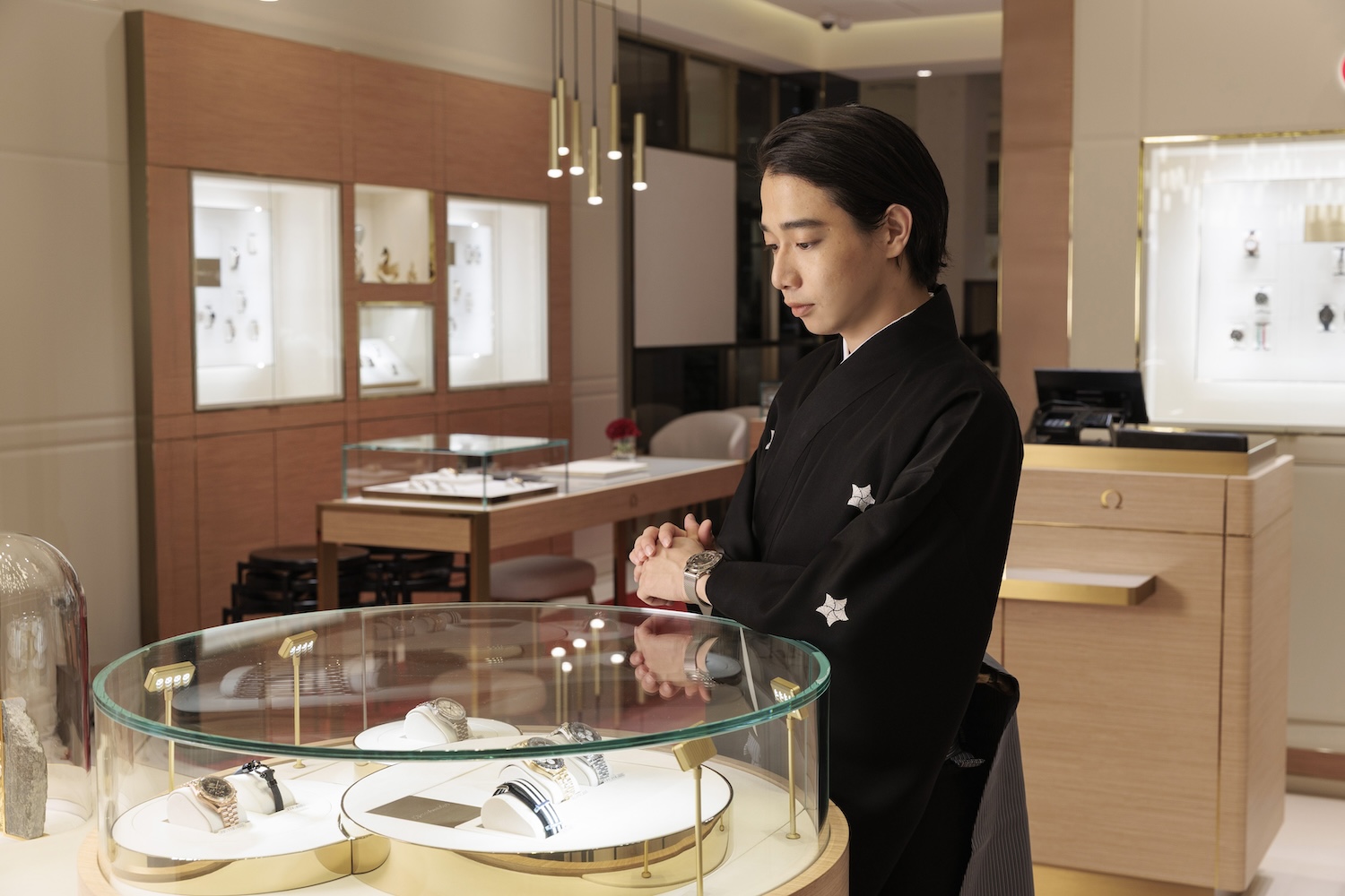 リニューアルオープンしたオメガブティック阪急うめだ本店に訪れた歌舞伎俳優の片岡千之助さん