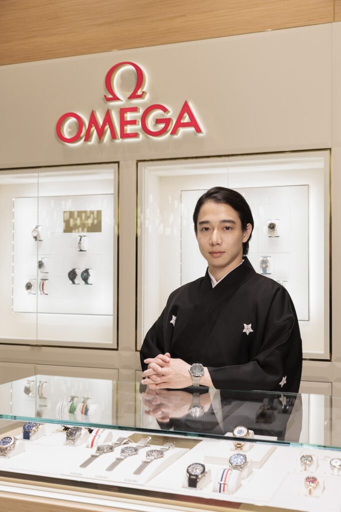 リニューアルオープンしたオメガブティック阪急うめだ本店に訪れた歌舞伎俳優の片岡千之助さん