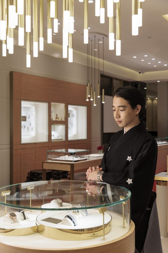 リニューアルオープンしたオメガブティック阪急うめだ本店に訪れた歌舞伎俳優の片岡千之助さん