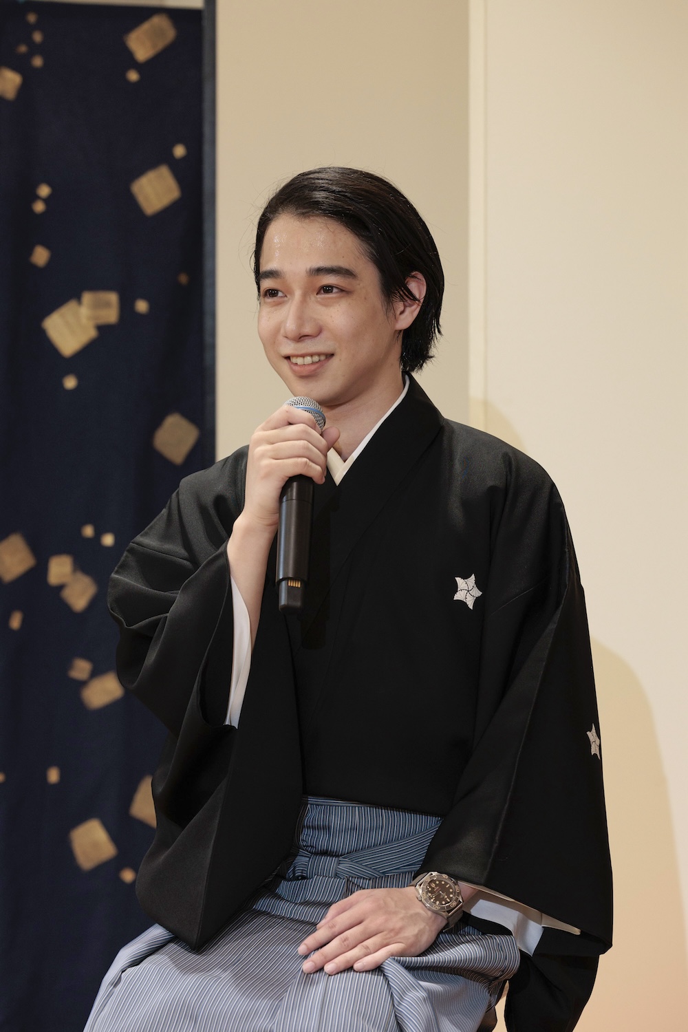 リニューアルオープンしたオメガブティック阪急うめだ本店に訪れた歌舞伎俳優の片岡千之助さん