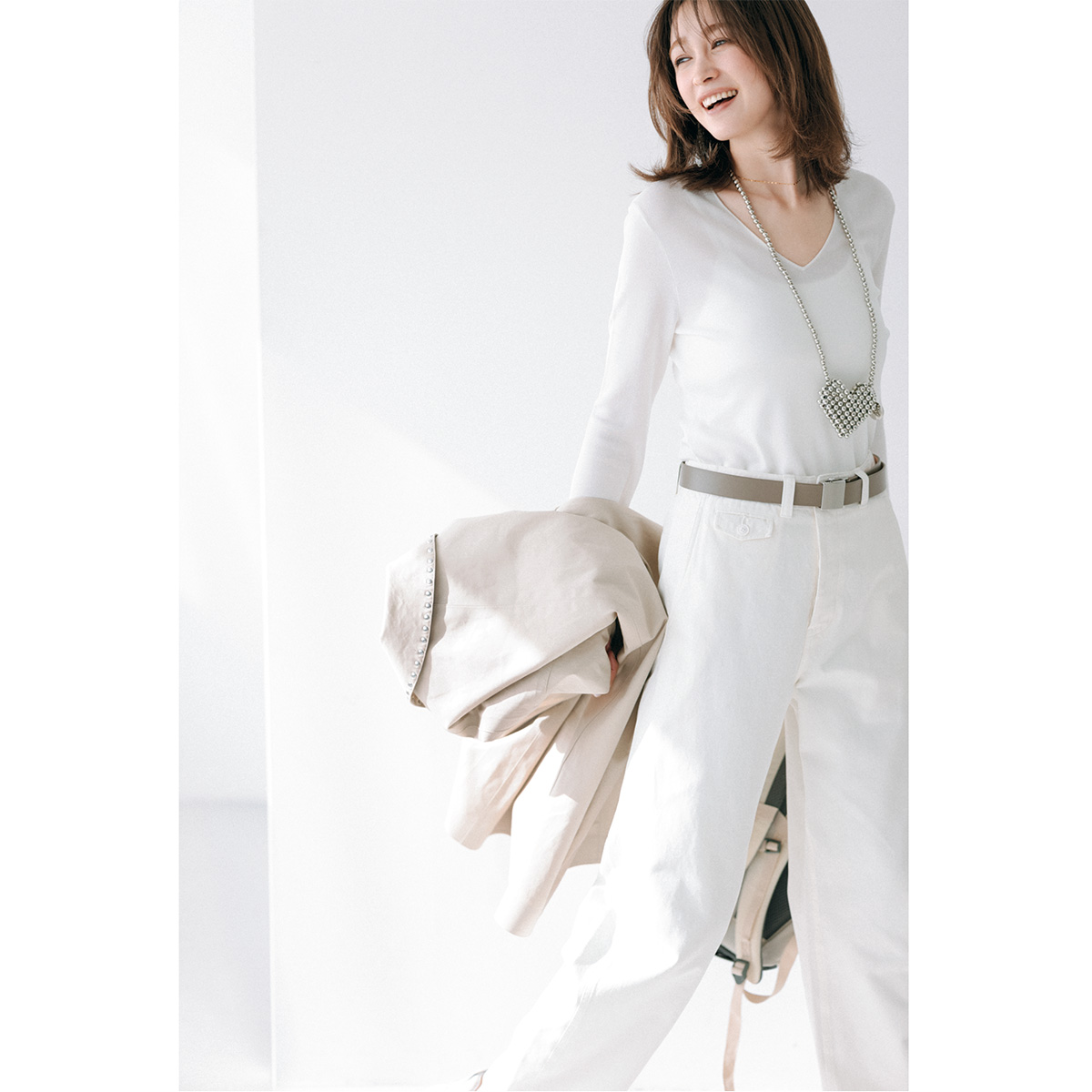 シアーニットに白デニムのコーデ