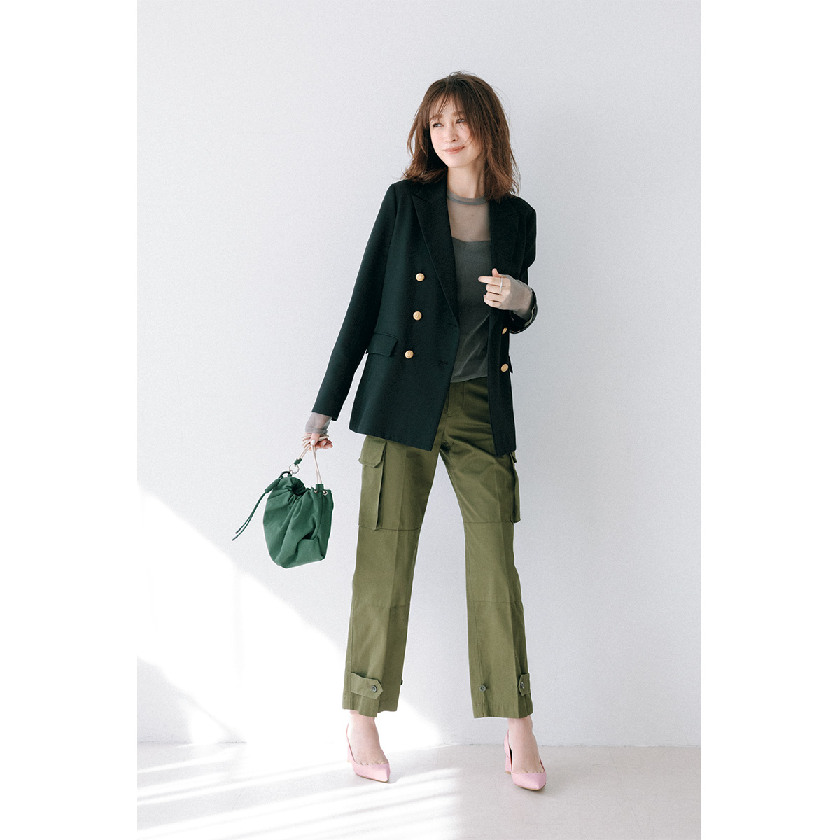 シアートップスに紺ブレのコーデ