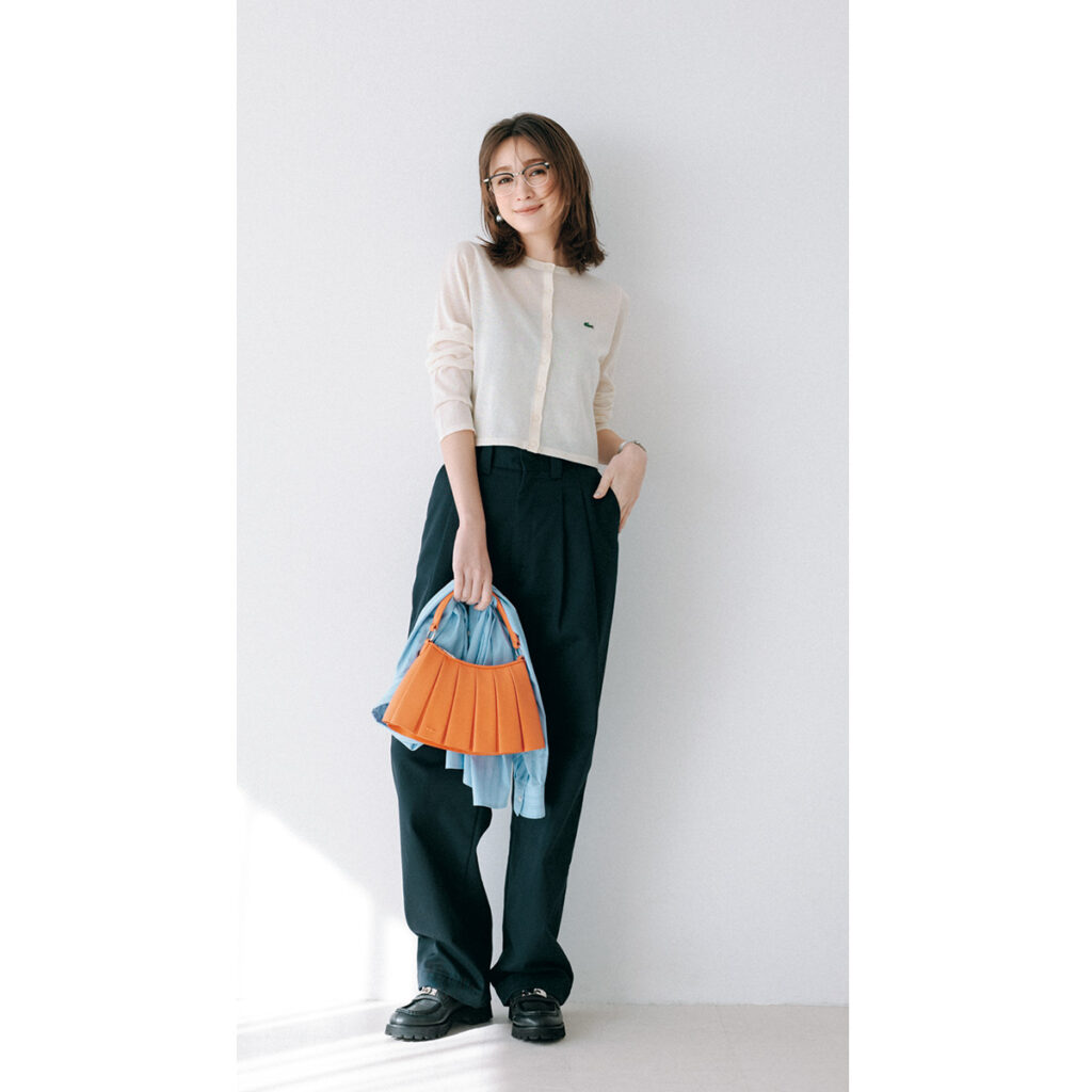 シアーカーデにシンプルパンツのコーデ