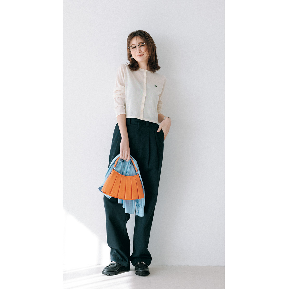 シアーカーデにシンプルパンツのコーデ