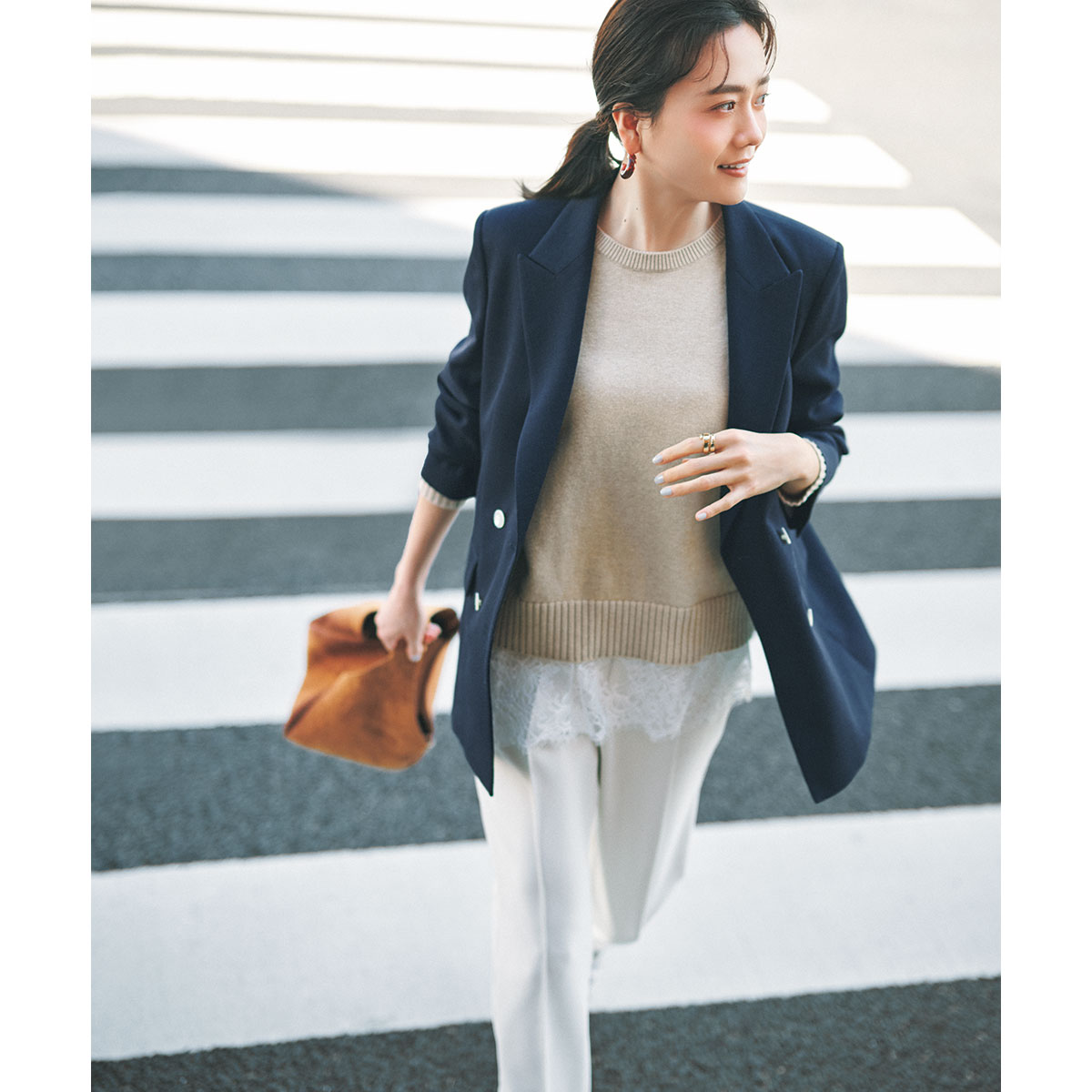 紺ブレとレースキャミのコーデ