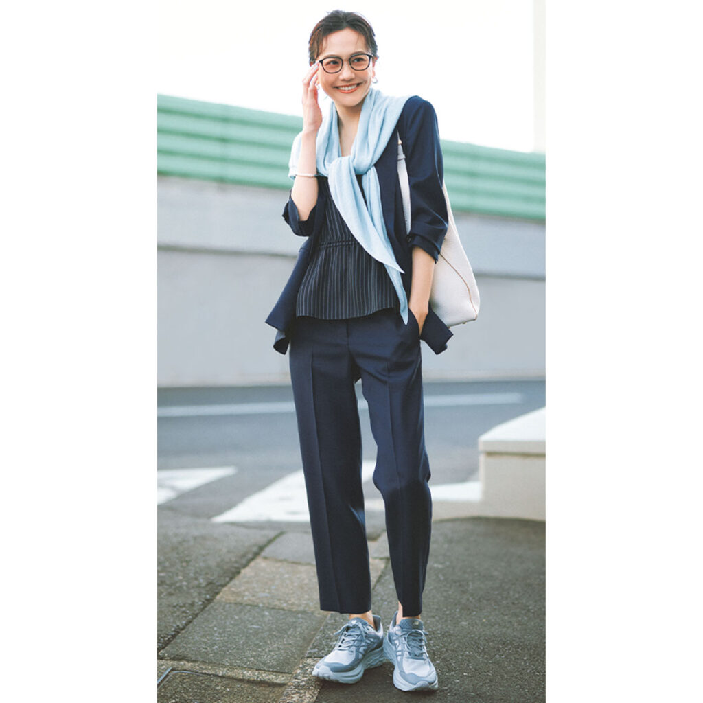 ジャケットにストールの肩掛けコーデ