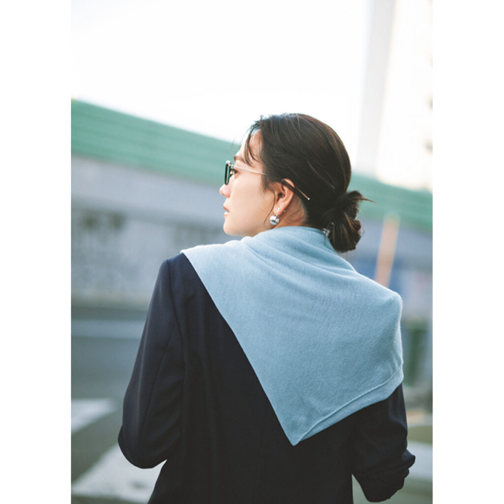 ジャケットにストールの肩掛けコーデ