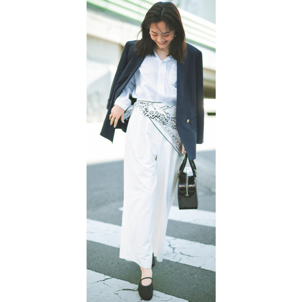 白シャツと白スカートにスカーフの腰巻きコーデ