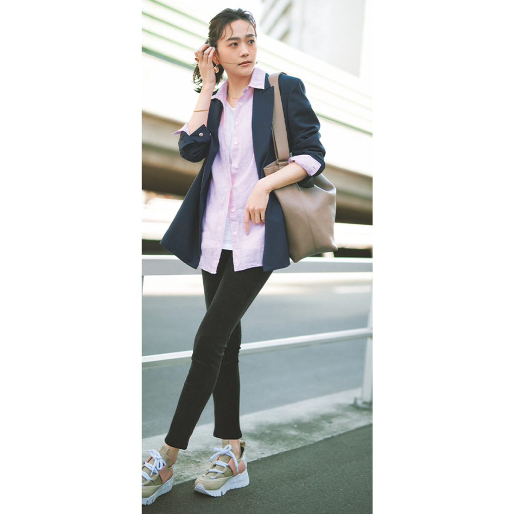 ピンクシャツとレギンスに紺ブレのコーデ