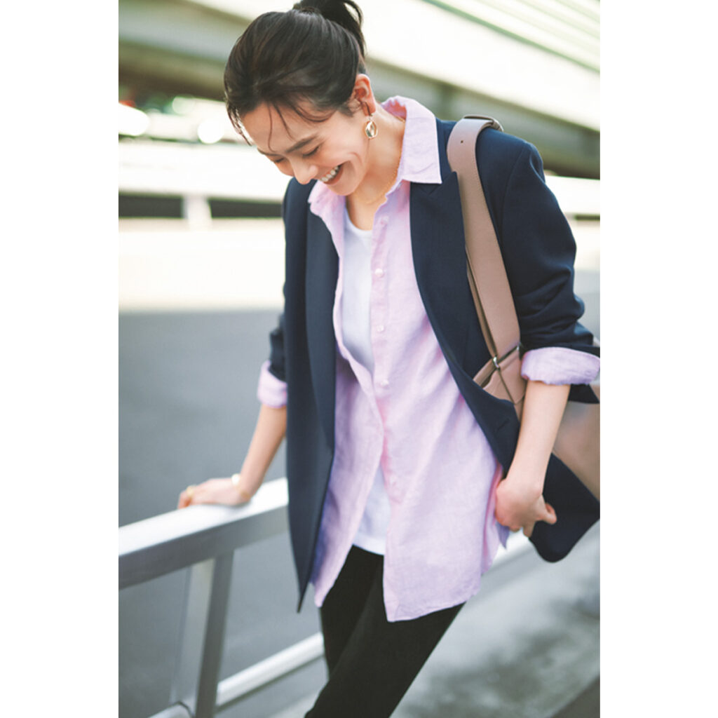 ピンクシャツとレギンスに紺ブレのコーデ