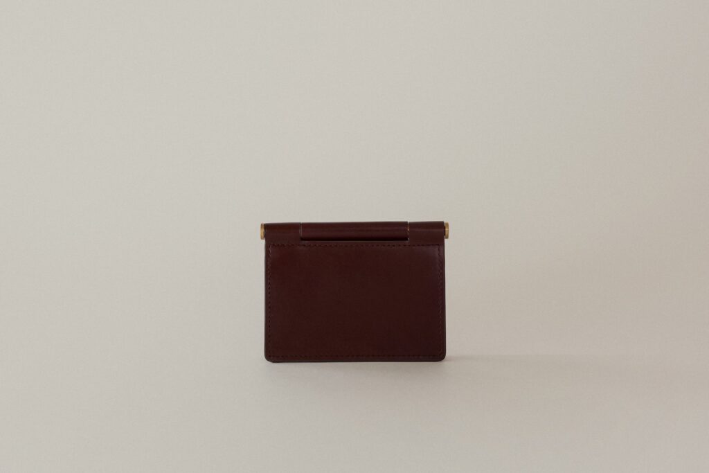 ブラウンの牛革のトゥティエの名刺入れ