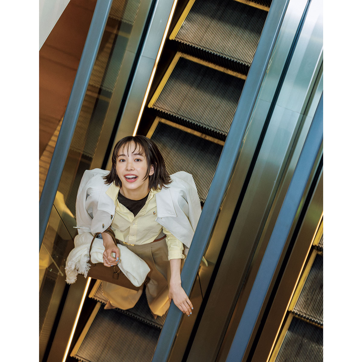 タートルニットとシャツのレイヤードにパンツのお仕事コーデ