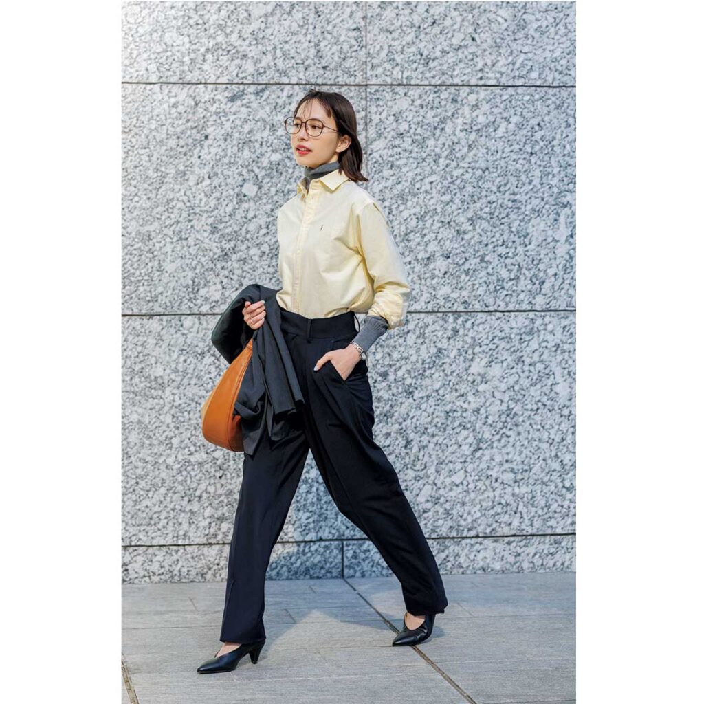 タートルニットとシャツのレイヤードにパンツのお仕事コーデ