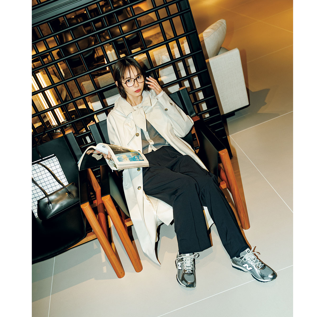 薄手コートにスラックスとスニーカーのコーデ