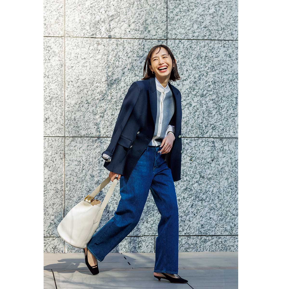 グレーの5分袖カーデにデニムとジャケットのコーデ