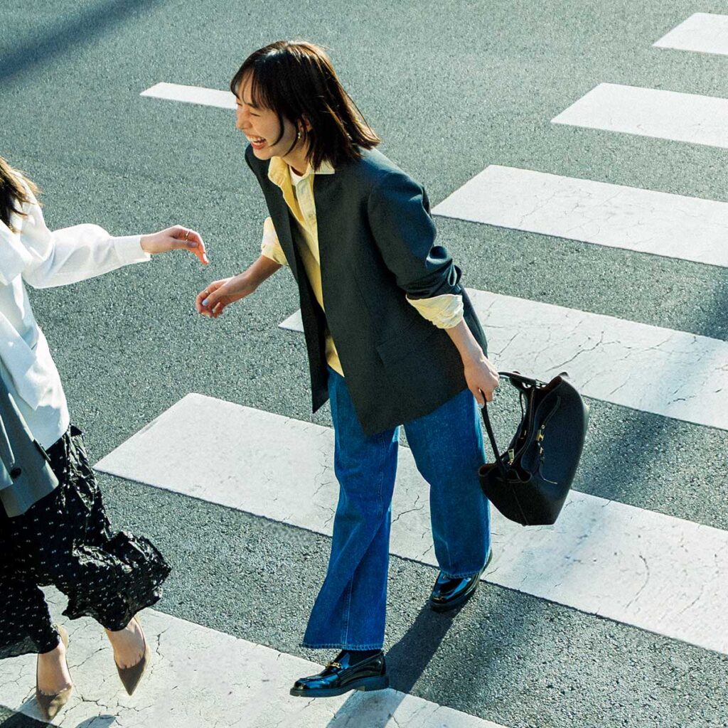 シャツとデニムにジャケットのコーデ