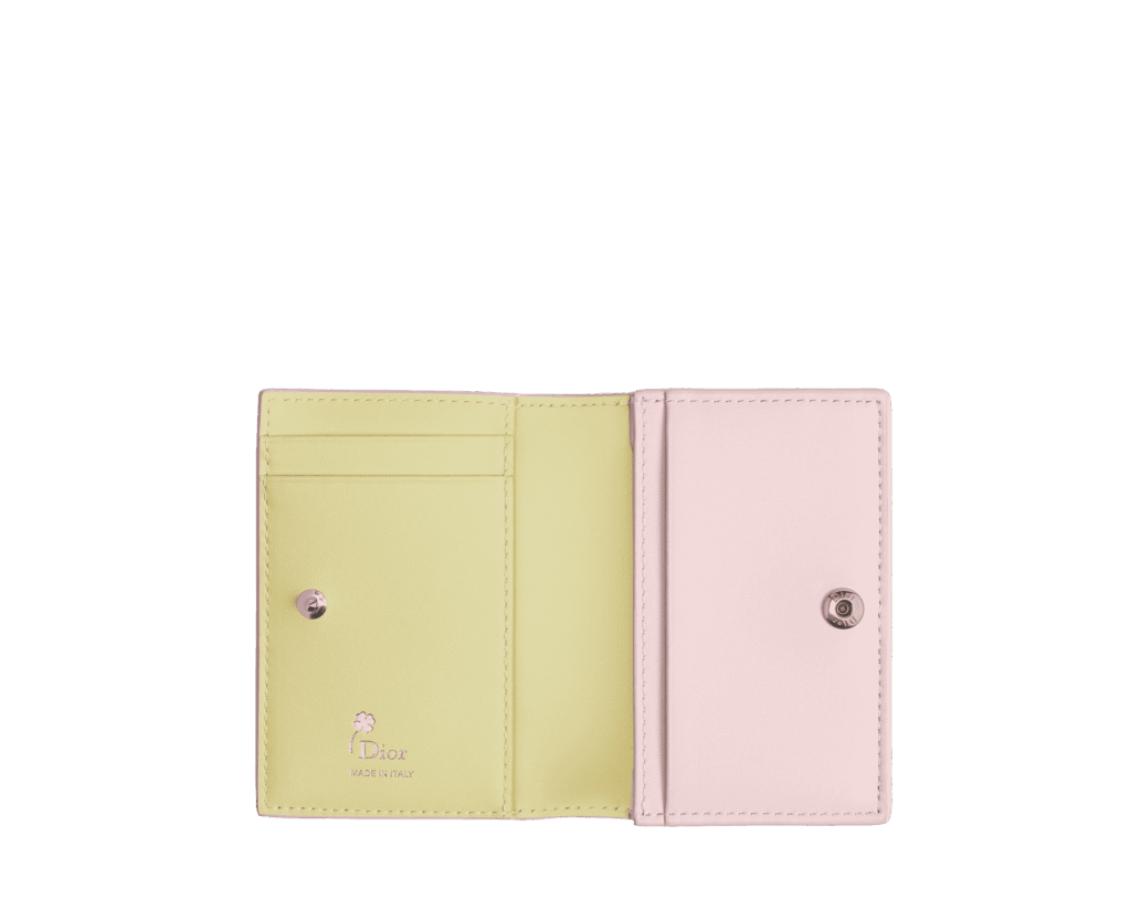 内側にはクローバーのエンボス刻印